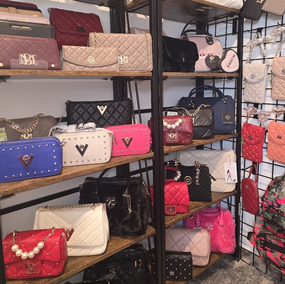 SOLO Handbags/Wallets Show: Next Show Coming Soon! - Picture 7 of 10